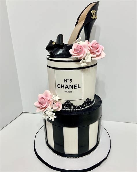 photo gateau anniversaire chanel|chanel no 5 cake.